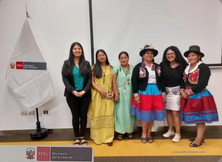 Astry Chavez, joven afroperuana, junto a líderes indígenas andinas en el Encuentro Nacional por la Biodiversidad y el Cambio Climático en Lima