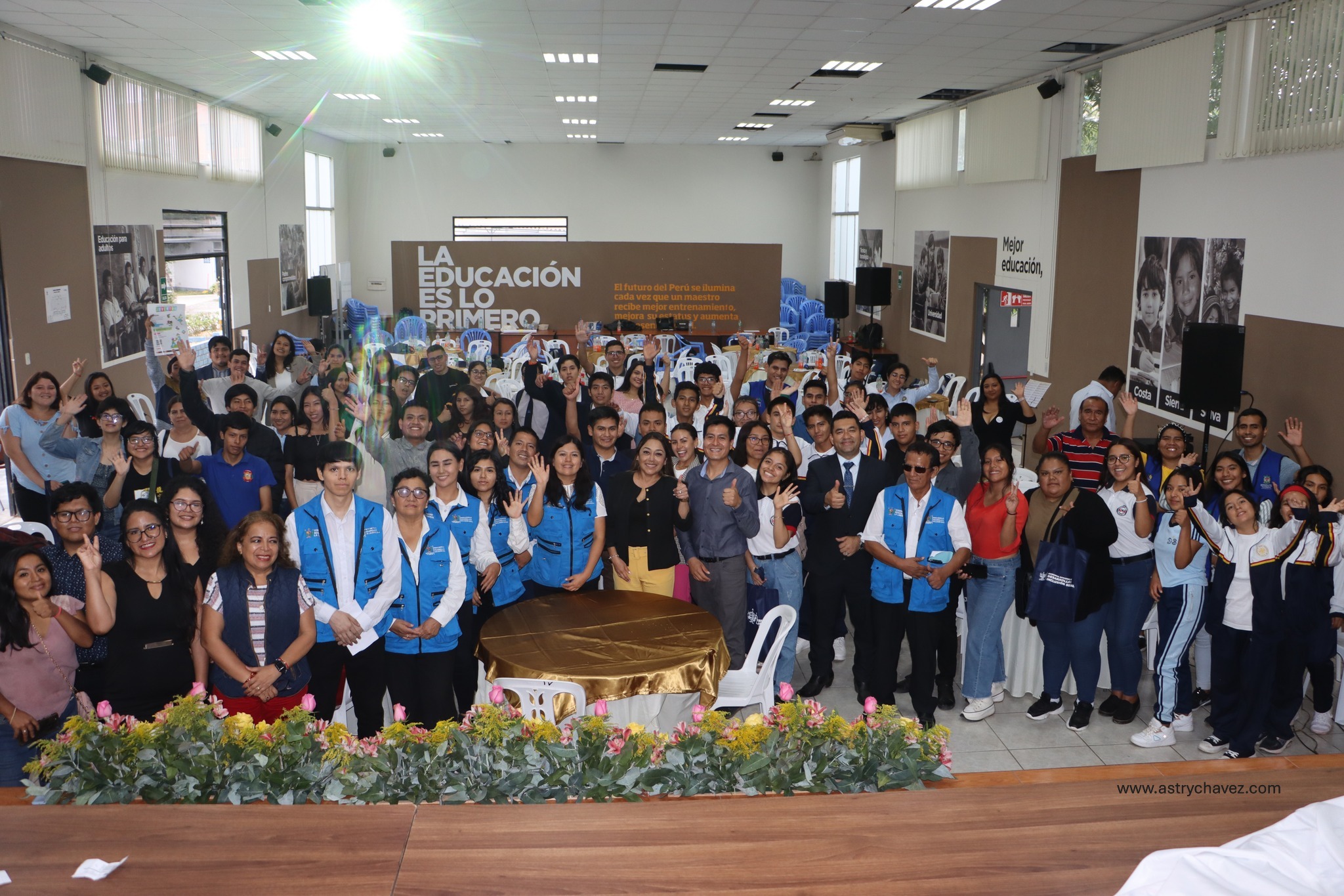 Foto grupal de jóvenes líderes en el Encuentro Regional de Juventudes de SENAJU en Trujillo, destacando la labor de Astry Chavez al integrar la agenda climática en La Libertad.