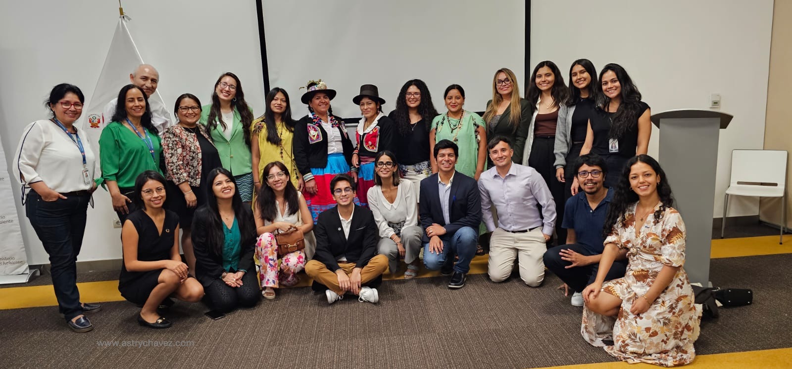 Foto grupal de todos los participantes, ponentes y organizadores del Encuentro de Jóvenes por la Biodiversidad en MINAM