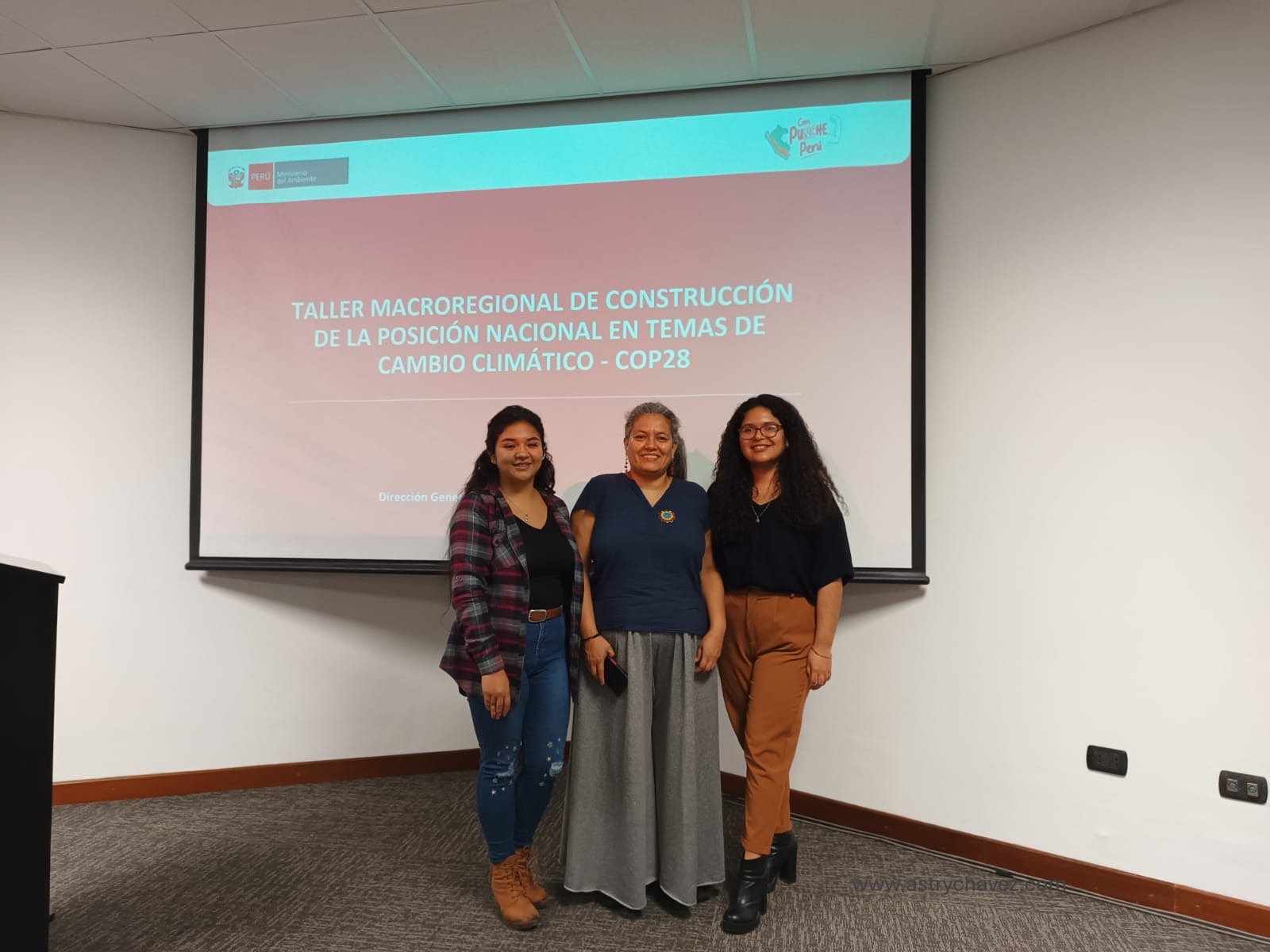 Astry Chavez junto a Jessica Huertas del MINAM y colega del GIJ Cajamarca en un espacio de coordinación sobre cambio climático y poblaciones vulnerables.