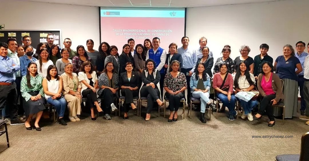 Gran grupo de jóvenes líderes climáticos en Trujillo durante el taller de co-construcción de la posición nacional para la COP28 del MINAM