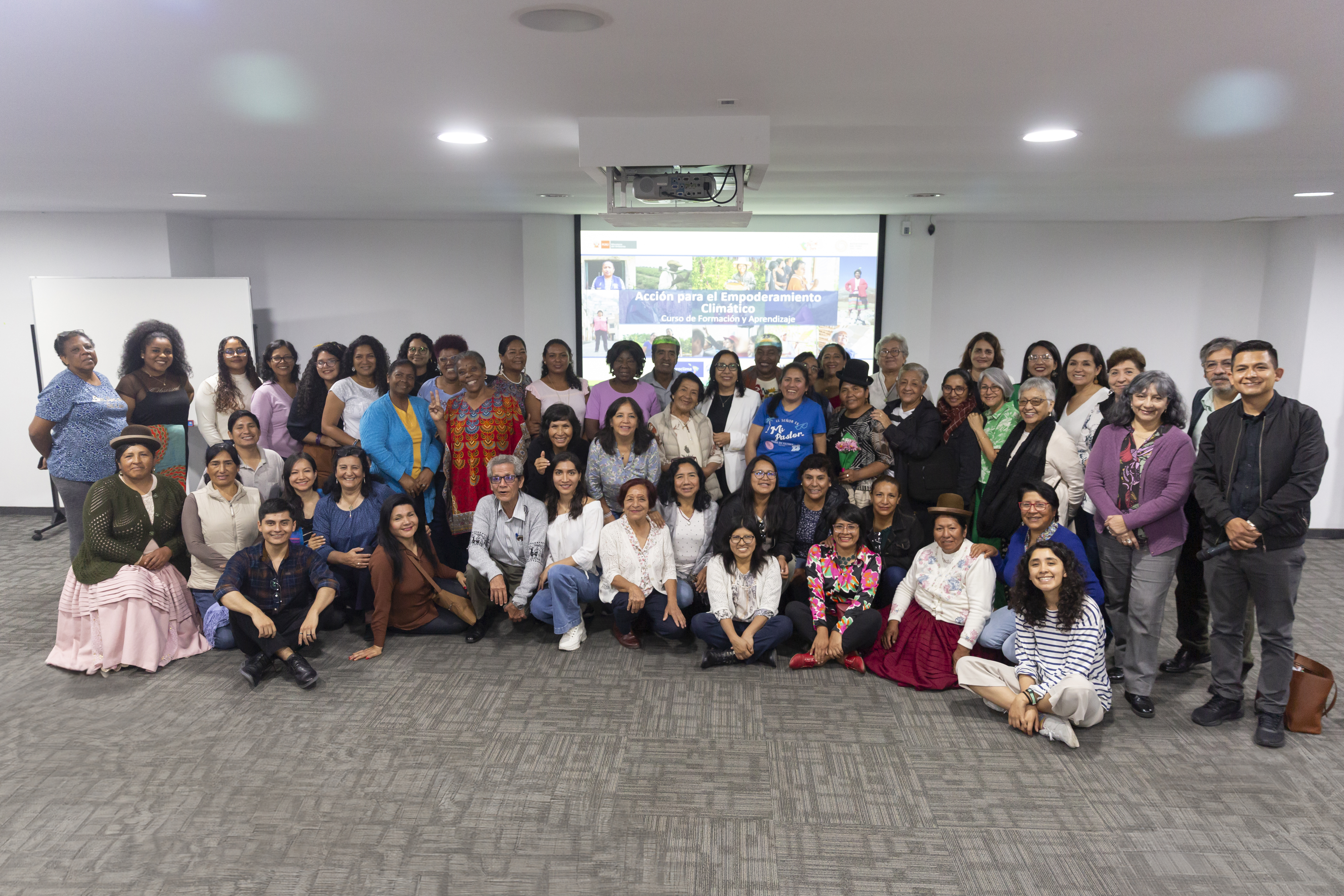 Astry Chavez participando en el cierre del curso de Euroclima en Lima, destacando la importancia de la educación y formación ciudadana.