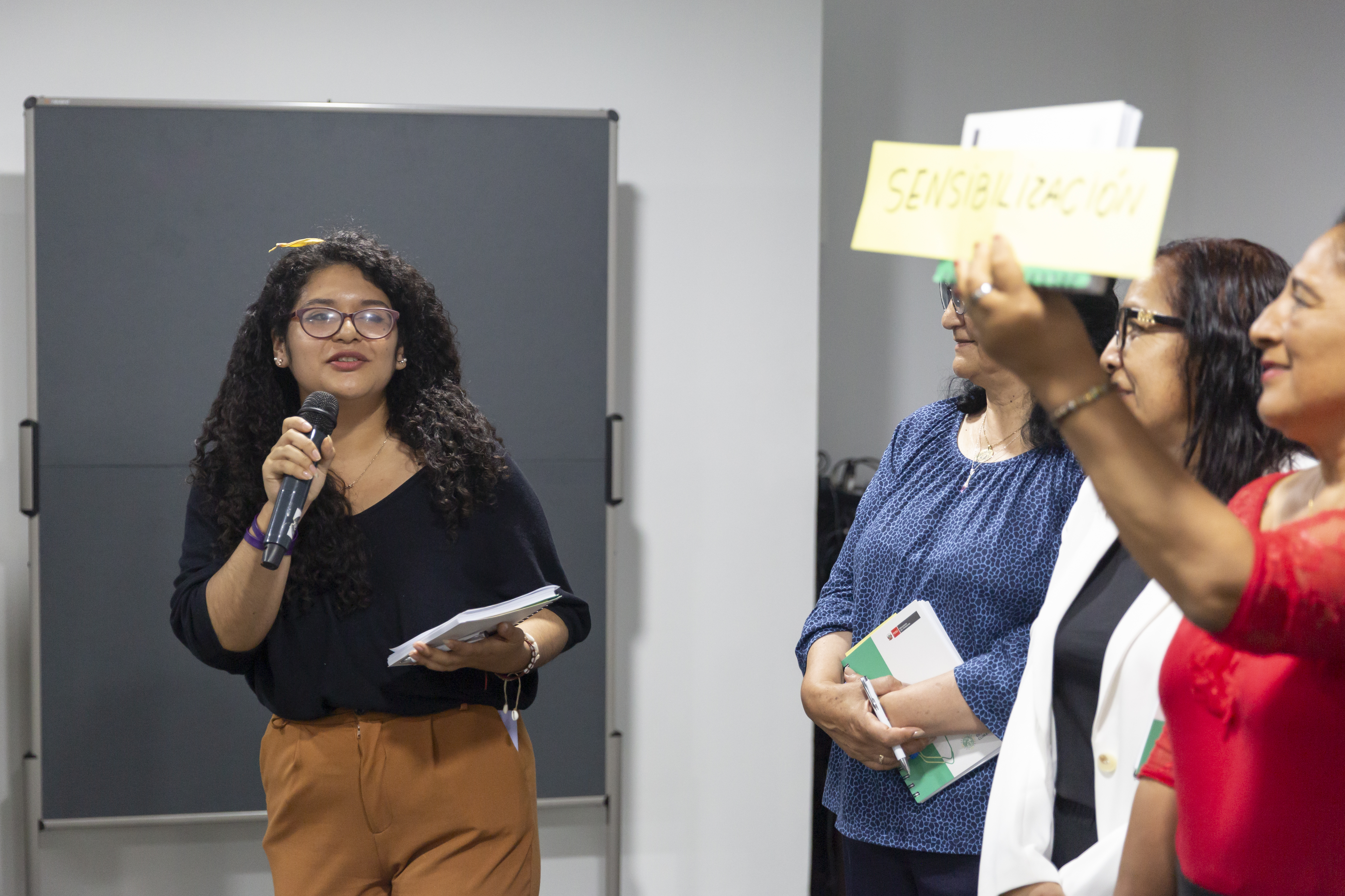 Astry Chavez participando en el cierre del curso de Euroclima en Lima, destacando la importancia de la educación y formación ciudadana.