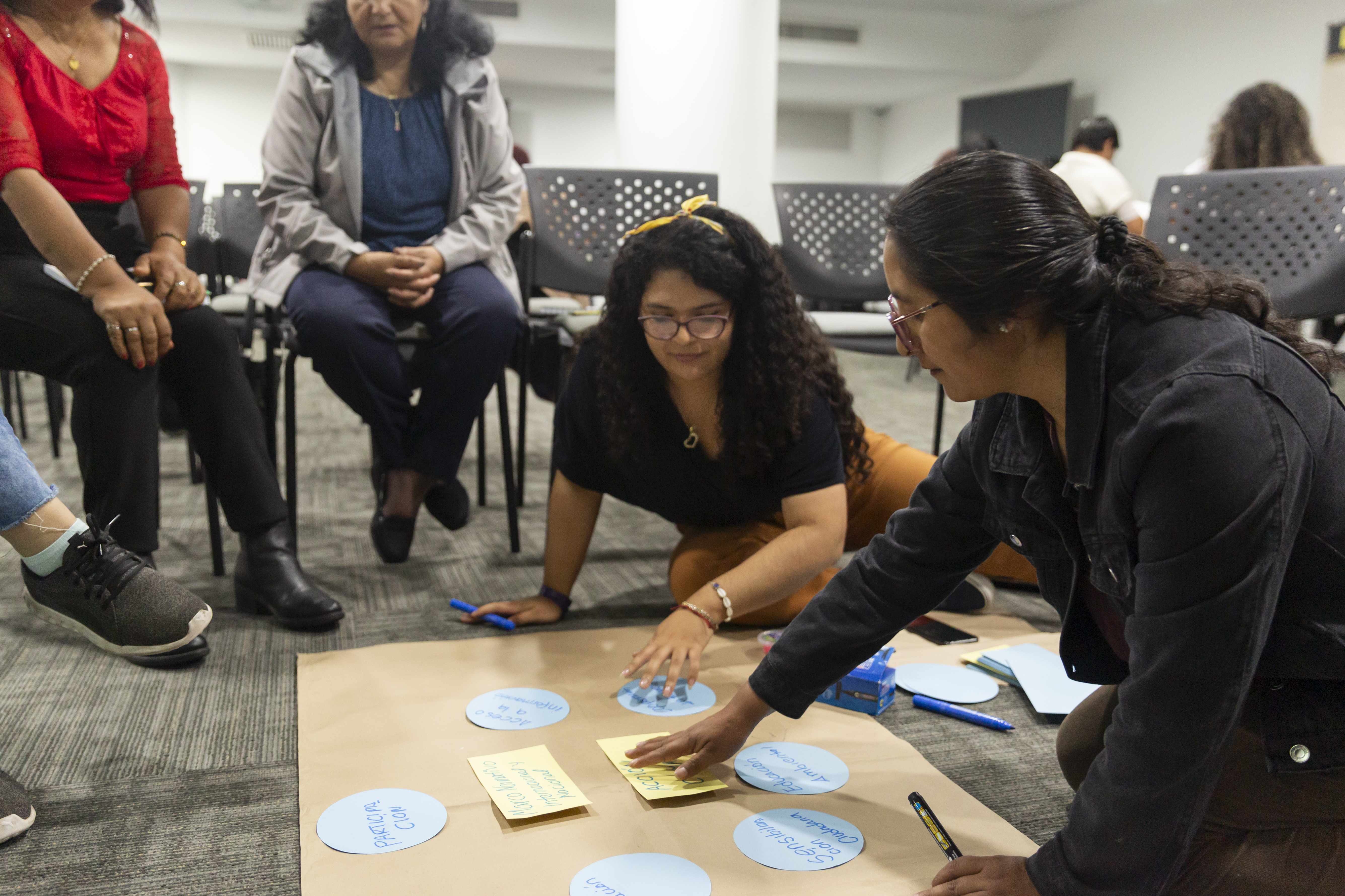 Astry Chavez junto a mujeres líderes afroperuanas, discutiendo estrategias de adaptación al cambio climático con enfoque de género.