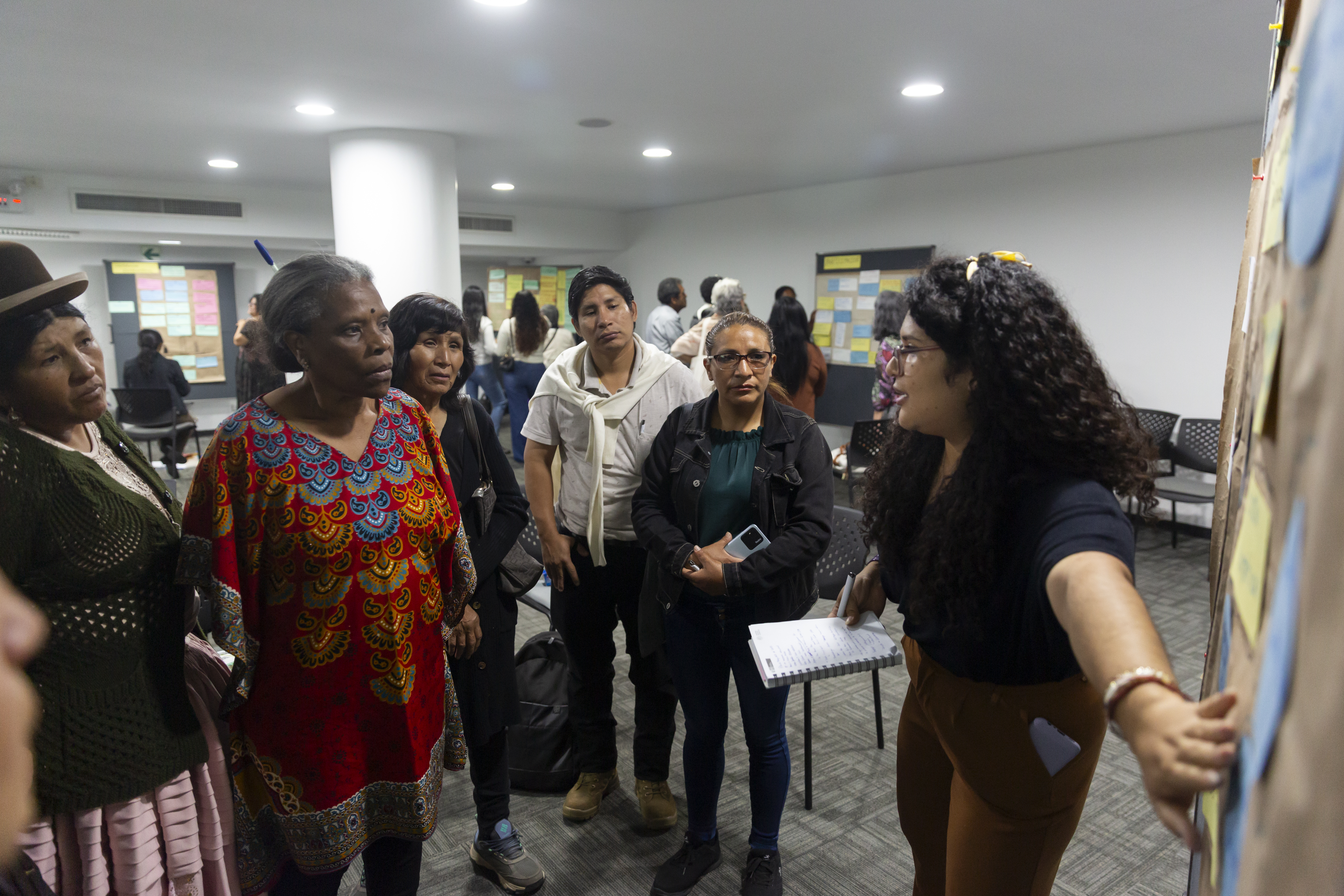 Astry Chavez junto a mujeres líderes afroperuanas, discutiendo estrategias de adaptación al cambio climático con enfoque de género.