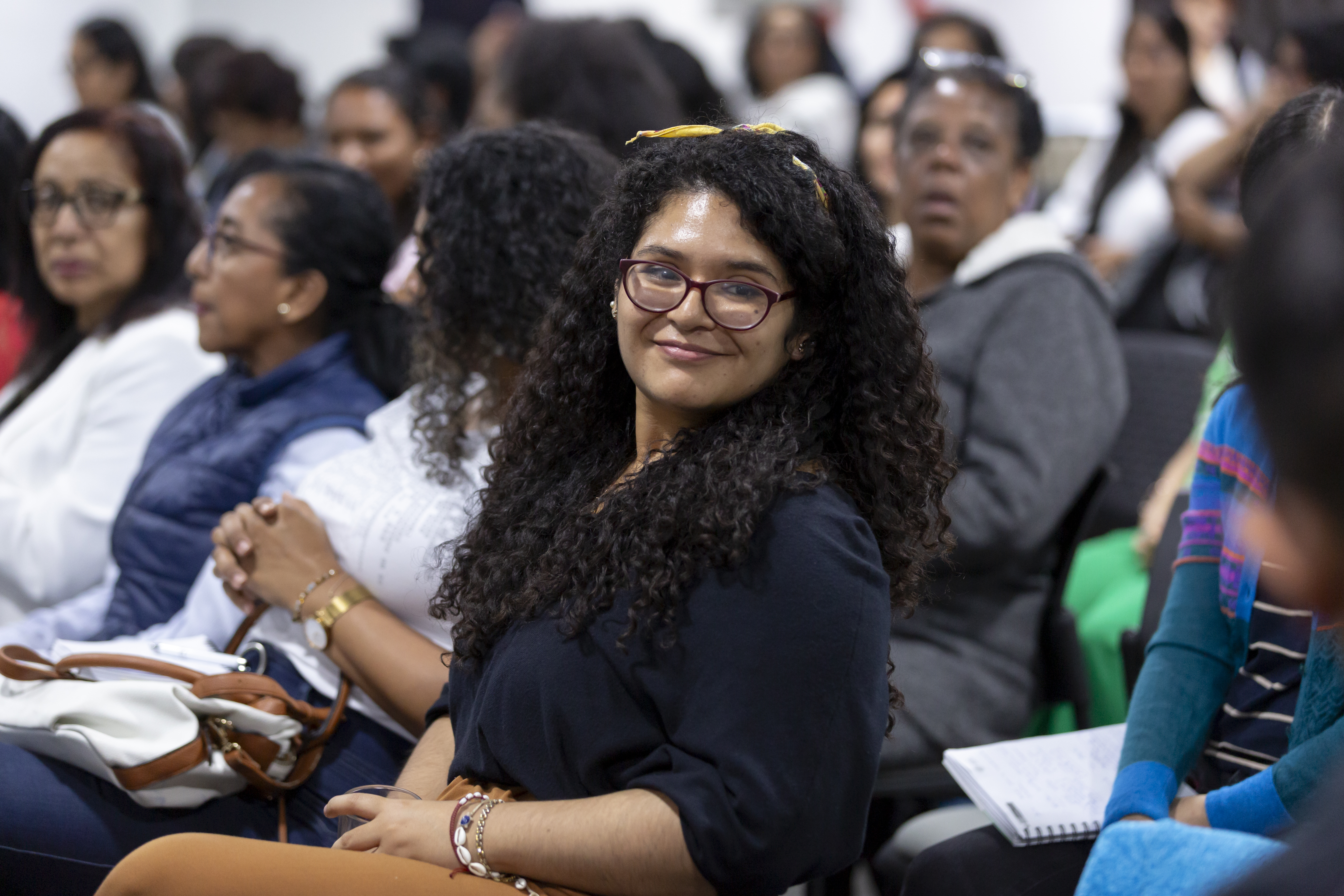 Astry Chavez participando en el cierre del curso de Euroclima en Lima, destacando la importancia de la educación y formación ciudadana.