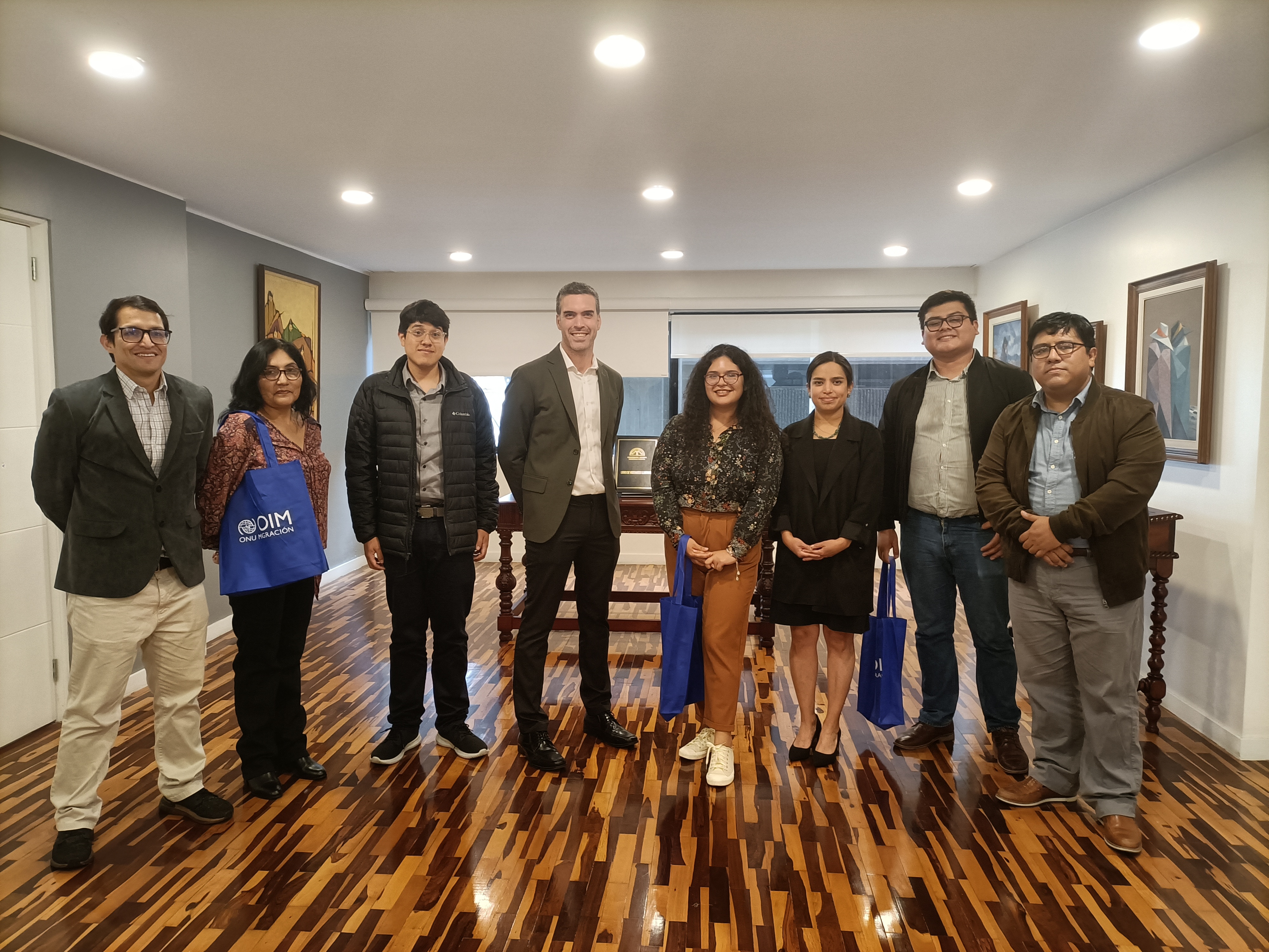 Astry Chavez con delegados y especialistas de la OIM Perú en el taller nacional sobre movilidad humana y políticas climáticas.