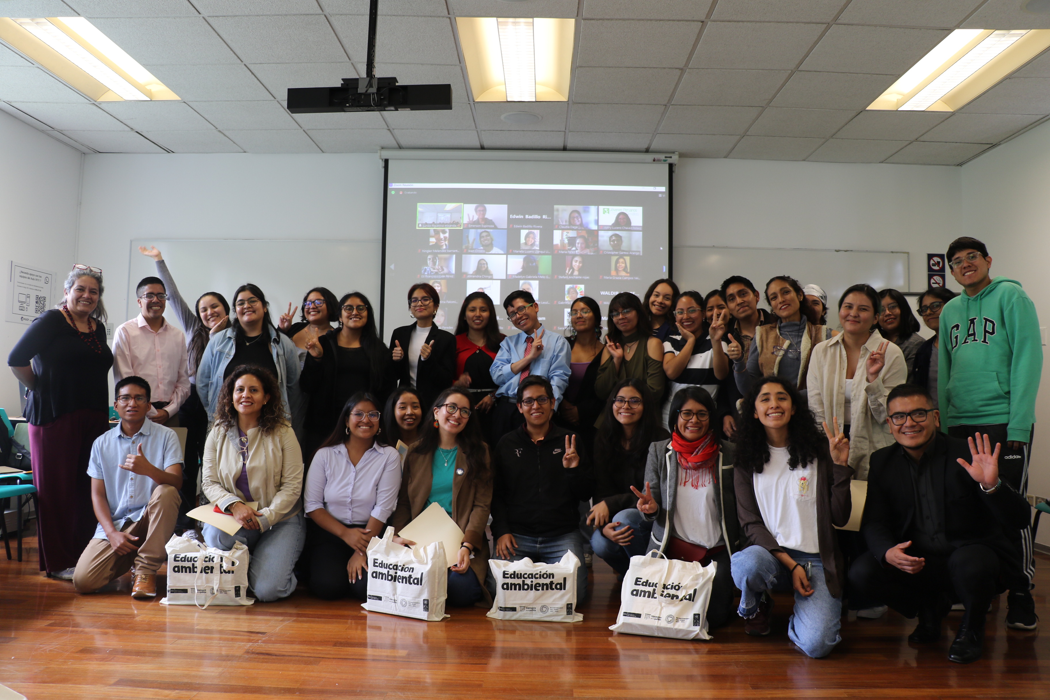 Astry Chavez en el Ministerio del Ambiente durante el encuentro de gobernanza climática, representando a la juventud peruana ante la CNCC.